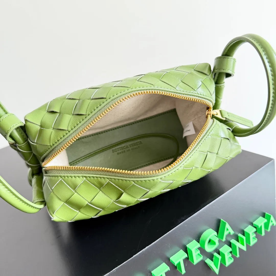 Batch 1360 BOTTEGA VENETA 2024 new loop is here! ! Many girls who like BV have owned the Loop bag. It has a simple appearance, classic weaving, and a compact and lightweight bag shape. This innovation continues the "camera bag" shape. Unlike the traditional Loop bag, which can only be worn as a crossbody bag, this innovation It can be carried by hand or cross-body, satisfying both the concave shape and daily needs. The oversized buckle can be folded and used as a handle. The sultry heat in summer ☀️ usually reduces people's desires. Having a lightweight bag will greatly enhance the happiness of traveling🫧 Style number: 796615 Size: 19*12*9cm